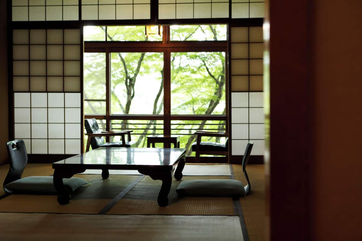 本館 楓を臨むあたたかみのある和室 禁煙 | 高級寝具、セーフティボックス (室内)、アイロン / アイロン台、WiFi (無料)