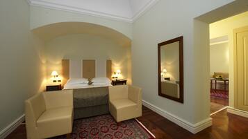 Bộ đồ giường cao cấp, chăn bông, minibar, két bảo mật tại phòng