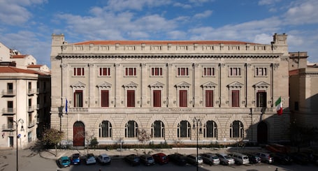 Exterior. Grand Hotel Piazza Borsa