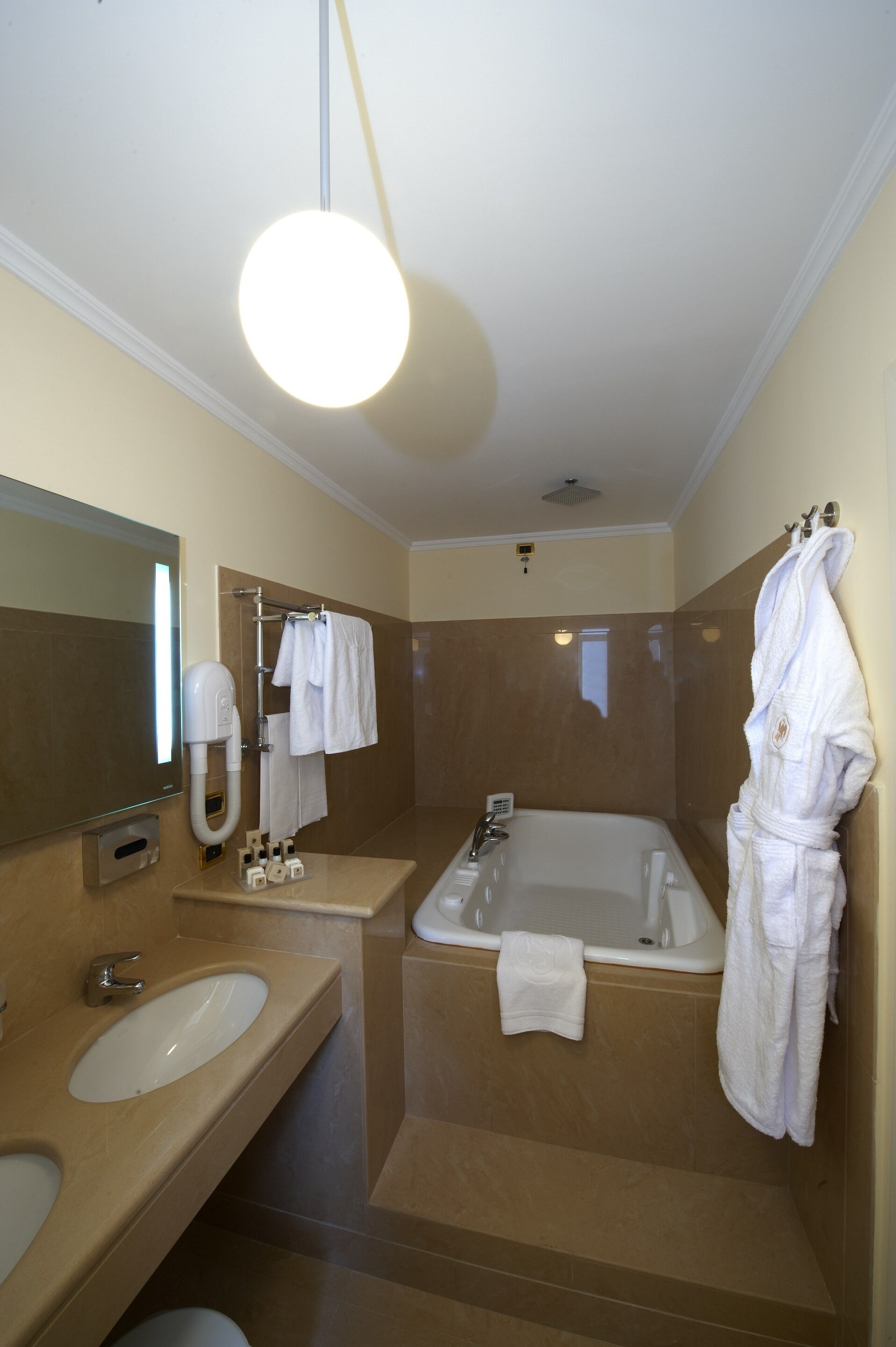 separate bathtub and shower, jetted bath, free toiletries, hair dryer