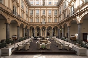 Interior entrance - Grand Hotel Piazza Borsa (Palermo)