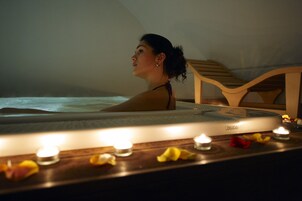 Kapalı spa küveti