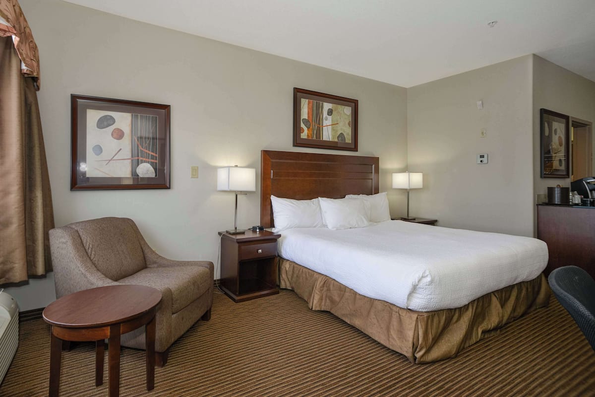 Room, 1 King Bed (Coast) | Desk, laptop workspace, iron/ironing board, free cribs/infant beds