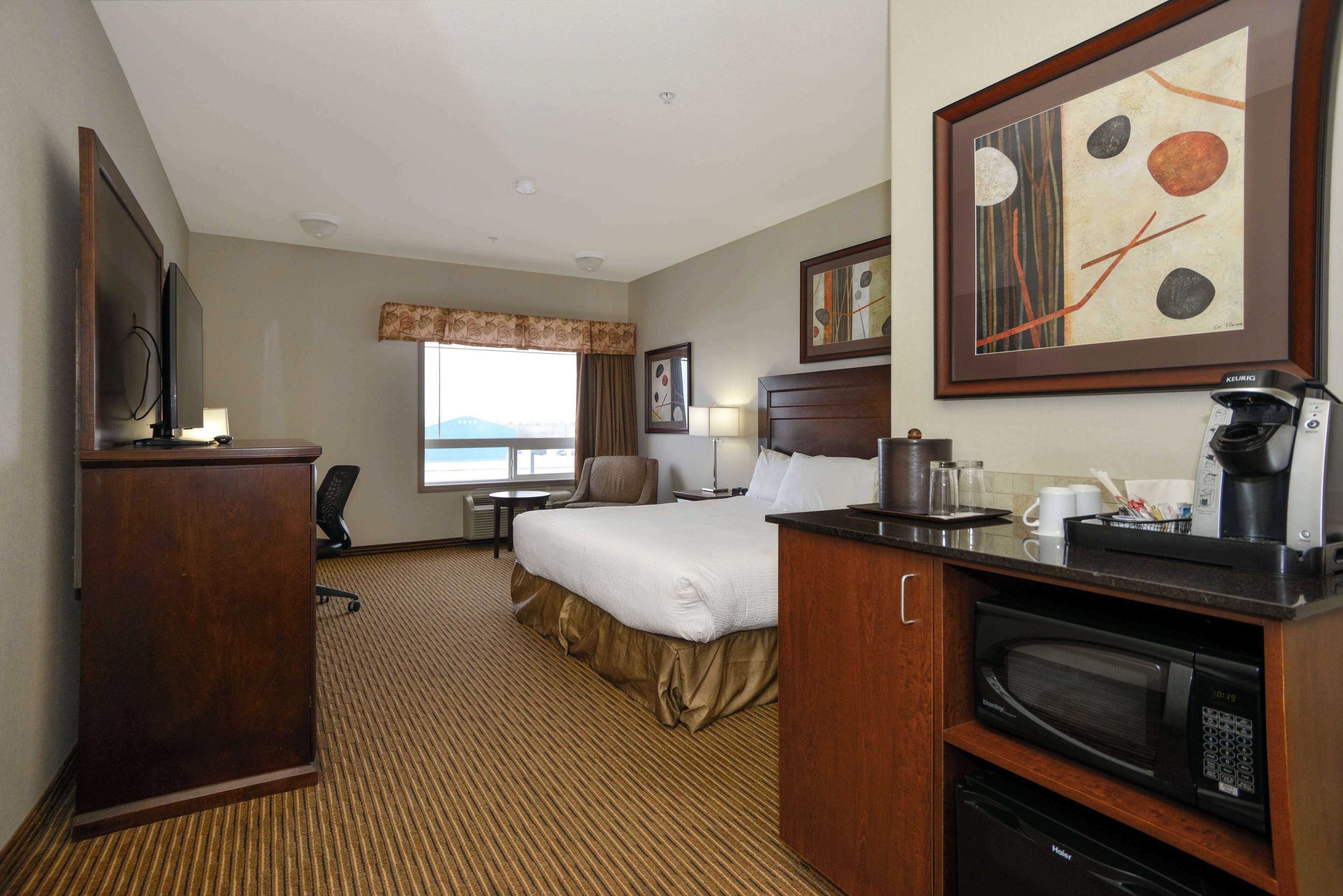 room, 1 king bed (coast) | desk, laptop workspace, iron/ironing board, free cots/infant beds