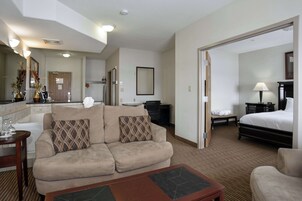 Escritorio y espacio para trabajar con laptop 