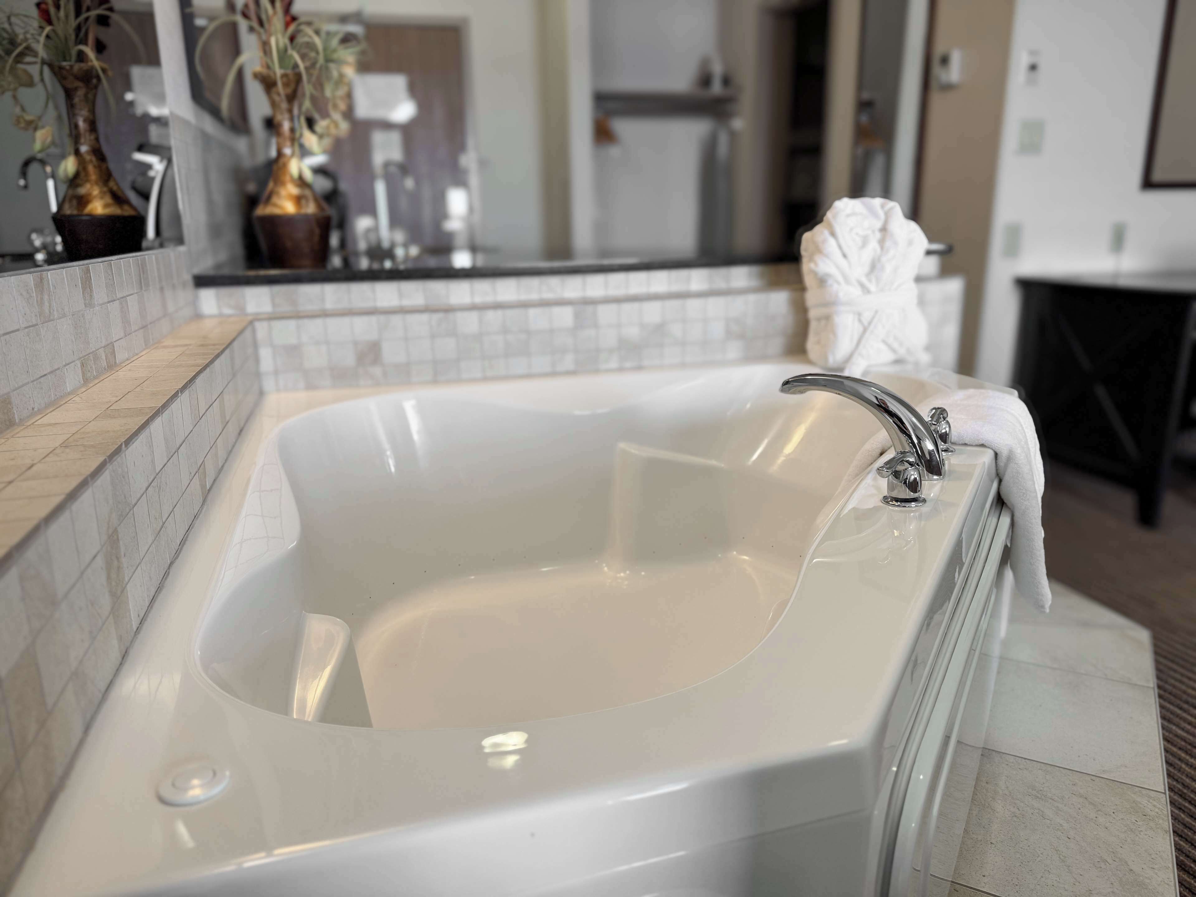 combined shower/bathtub, free toiletries, hair dryer, towels