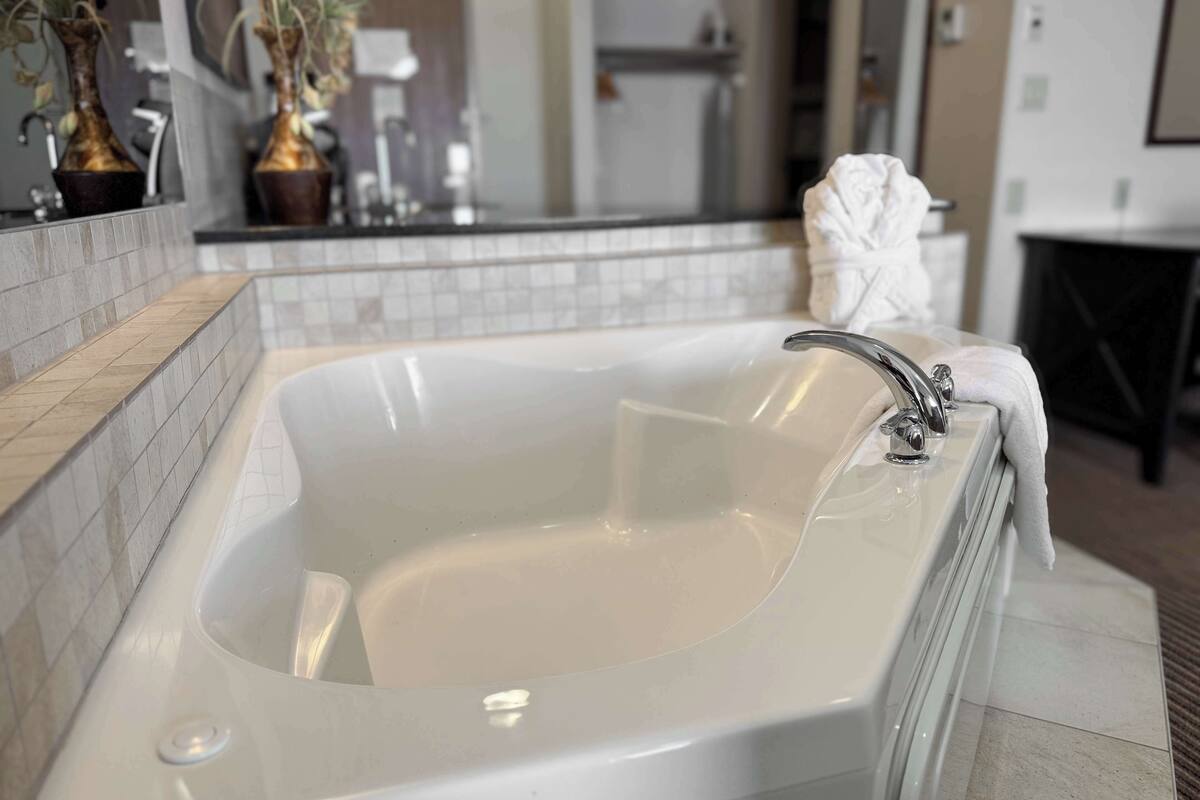 combined shower/bathtub, free toiletries, hair dryer, towels