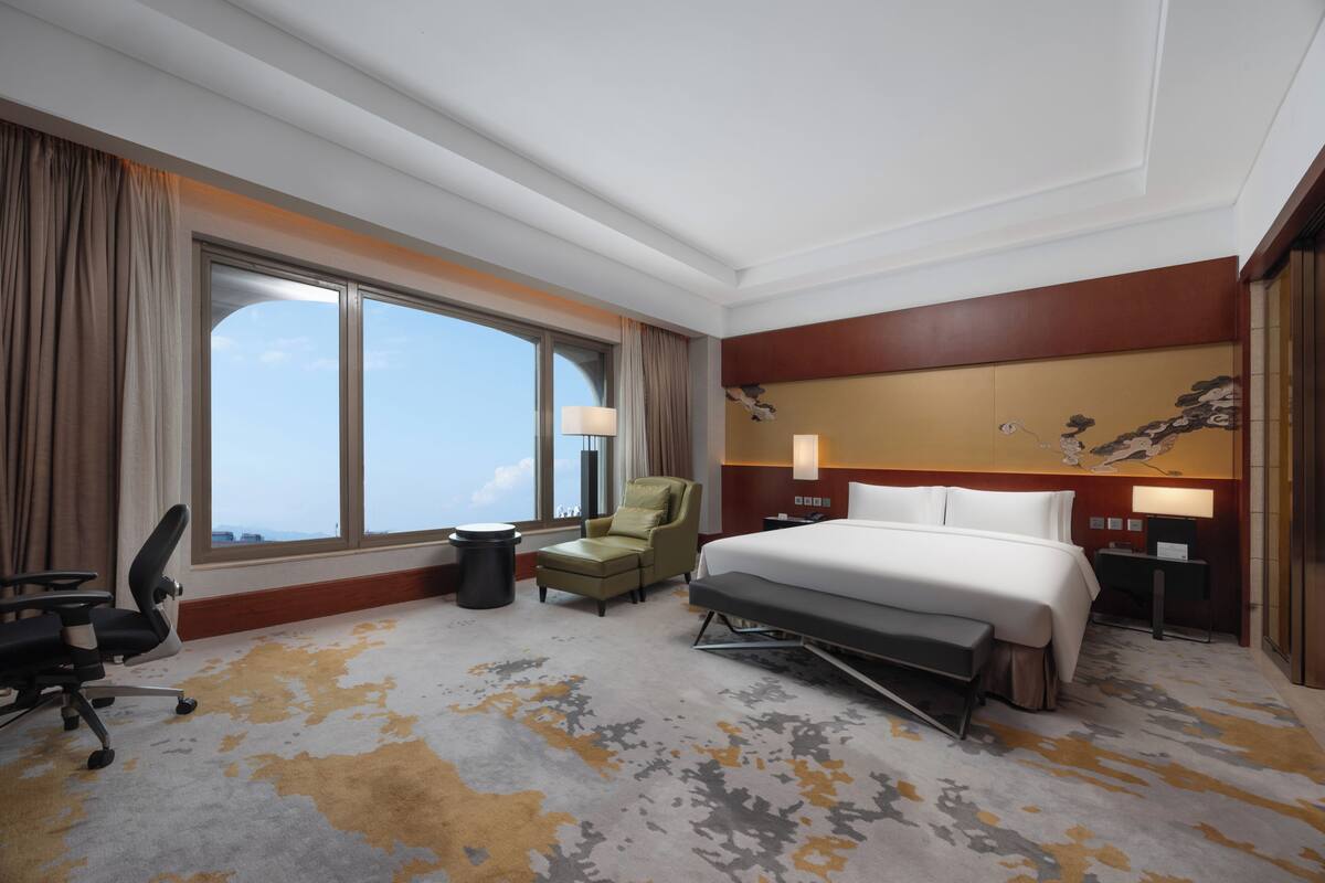 Down comforters, minibar, in-room safe, desk
