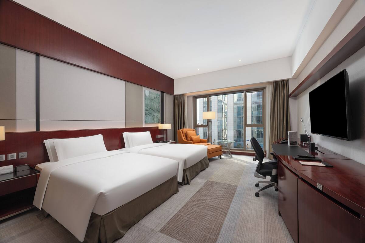 Down comforters, minibar, in-room safe, desk