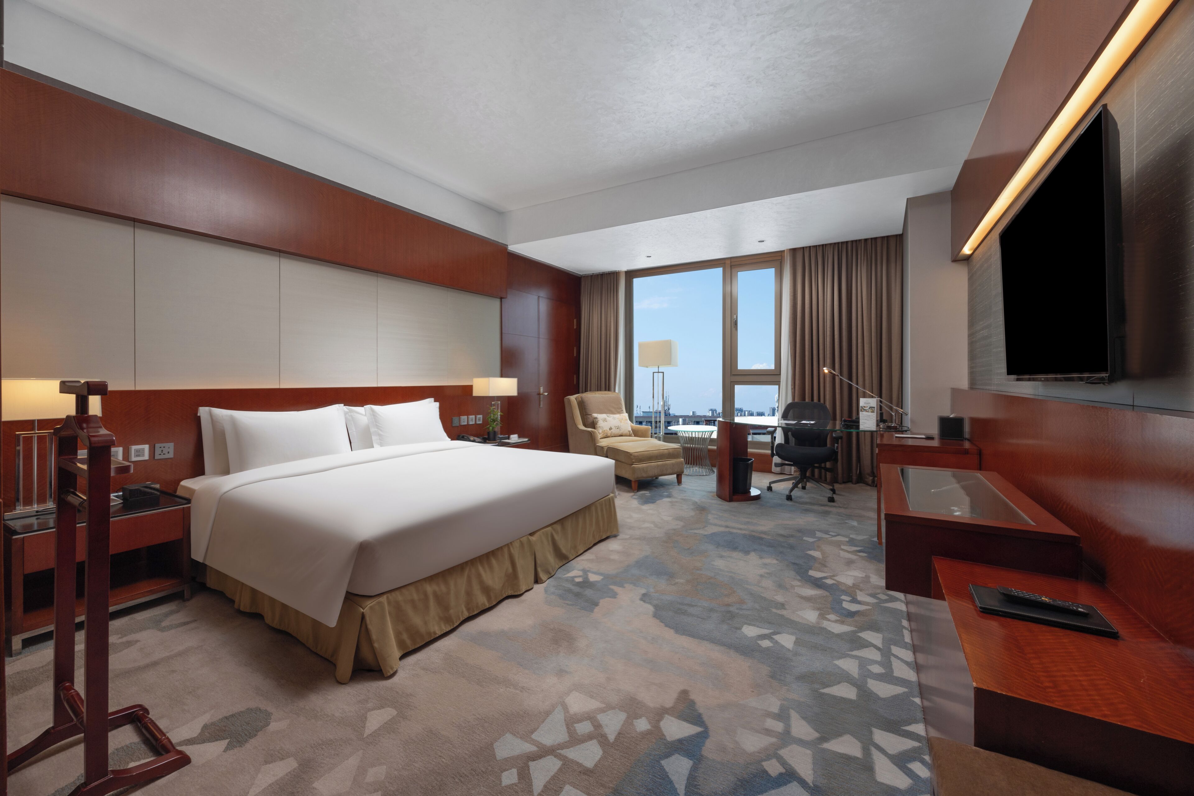 Executive Studio Suite, 1 Bedroom, Non Smoking | Minibar, in-room safe, desk, blackout drapes
