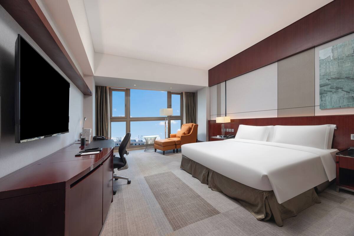 Down comforters, minibar, in-room safe, desk