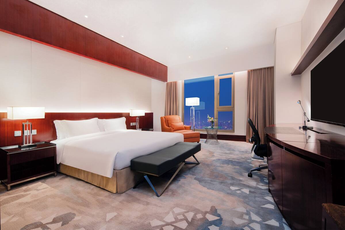 Down comforters, minibar, in-room safe, desk