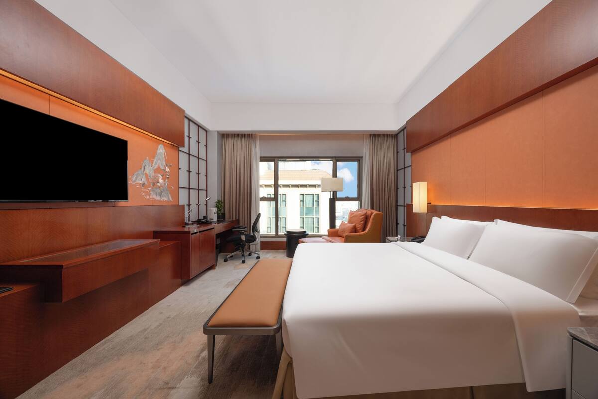 Down comforters, minibar, in-room safe, desk