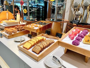 Una vitrina de panadería con diversos productos horneados.