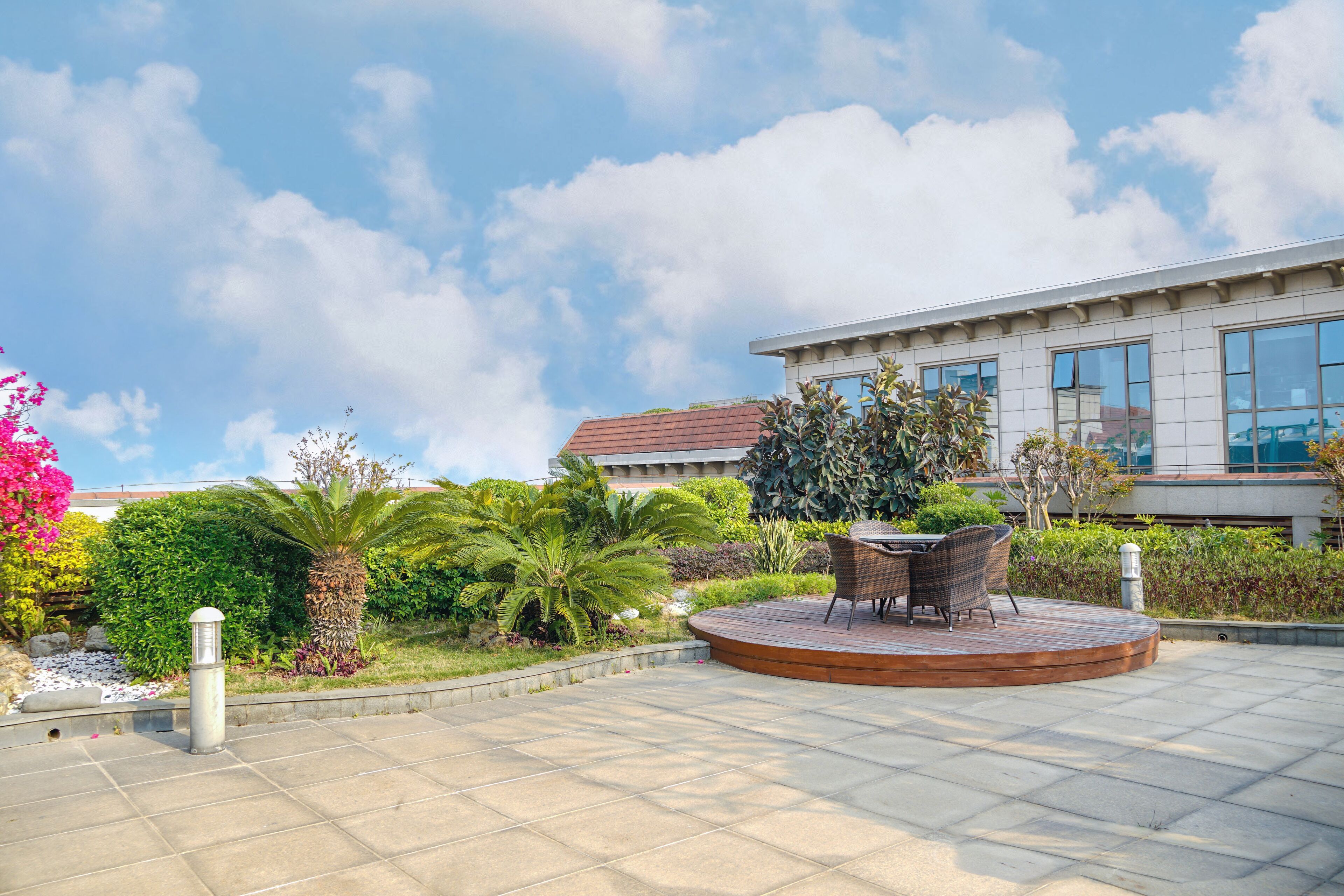 3 restaurants, breakfast served