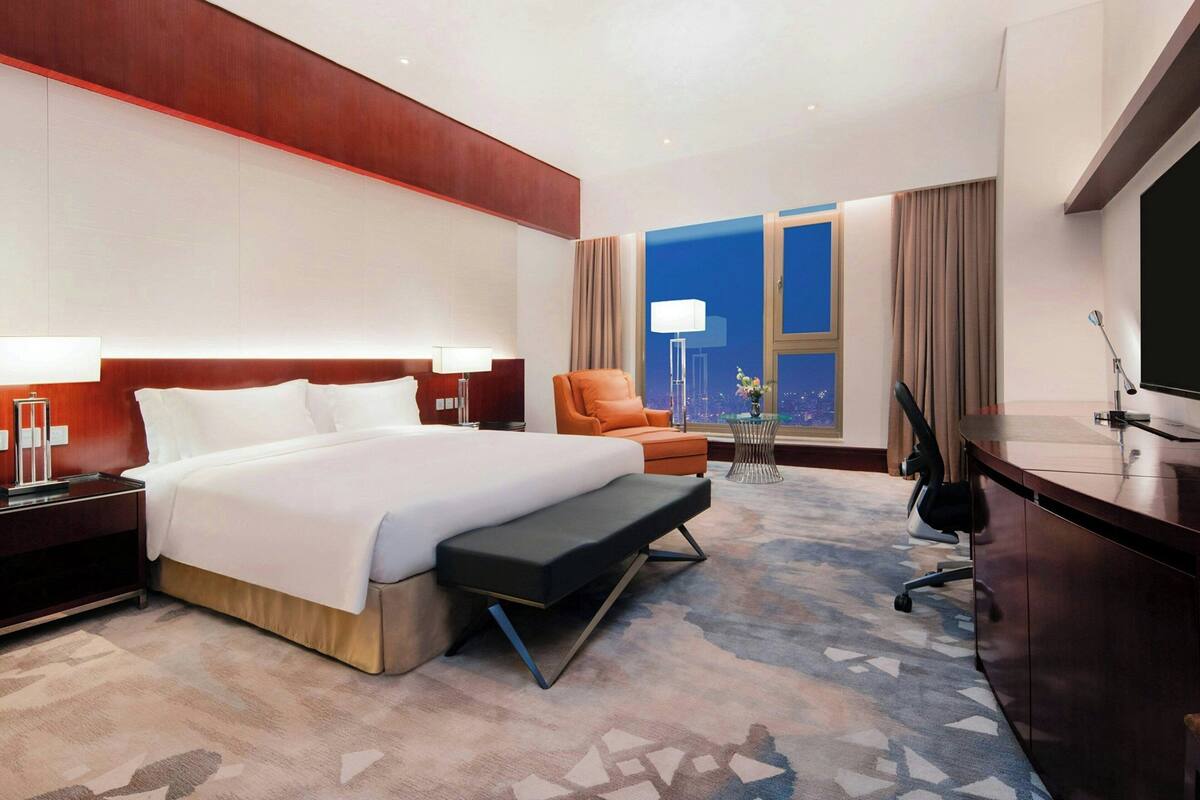 Down comforters, minibar, in-room safe, desk