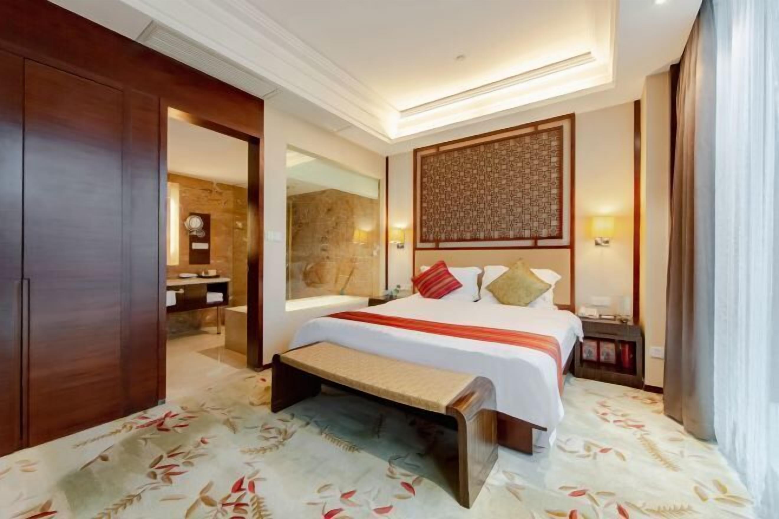 Minibar, safe på rommet, strykejern/-brett og internett