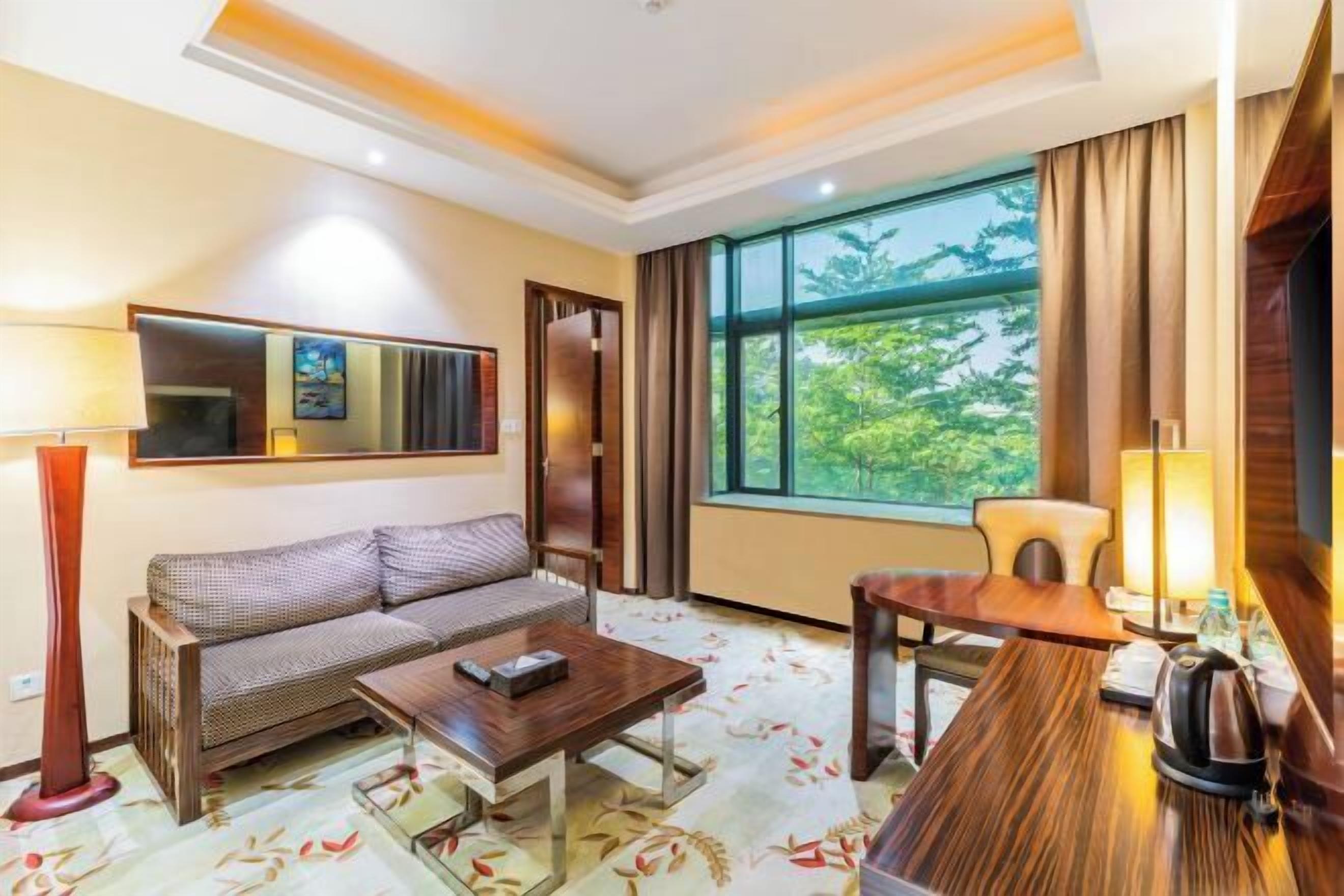 Minibar, safe på rommet, strykejern/-brett og internett