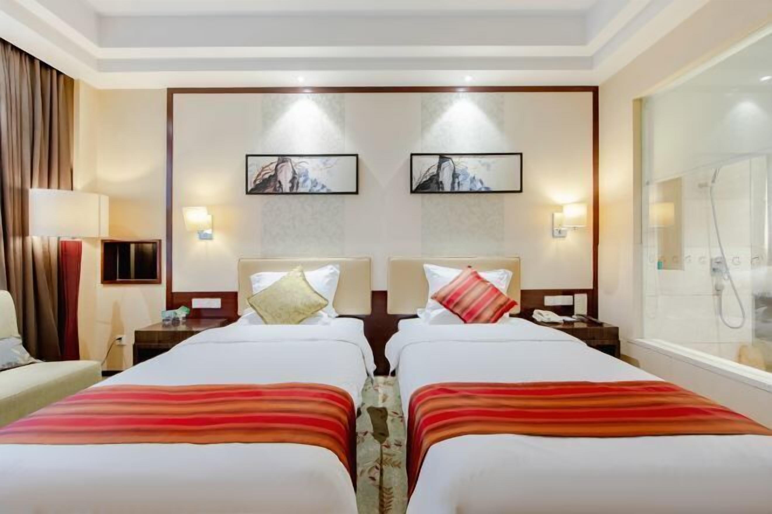 Minibar, safe på rommet, strykejern/-brett og internett