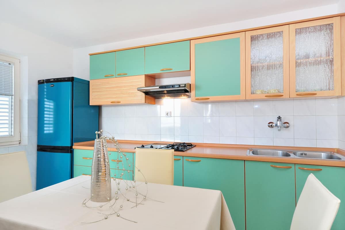 standard apartment, 1 bedroom, sea view | private kitchen | fridge, coffee/tea maker