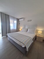 Tabla de planchar con plancha, wifi gratis y decoración personalizada 