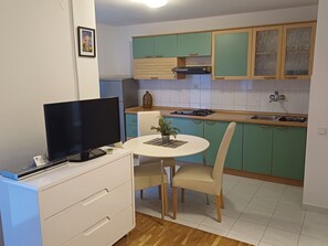 Apartamento estándar, 1 habitación, vistas al mar | Cocina privada | Frigorífico y cafetera o tetera