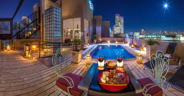 Outdoor pool, pool umbrellas