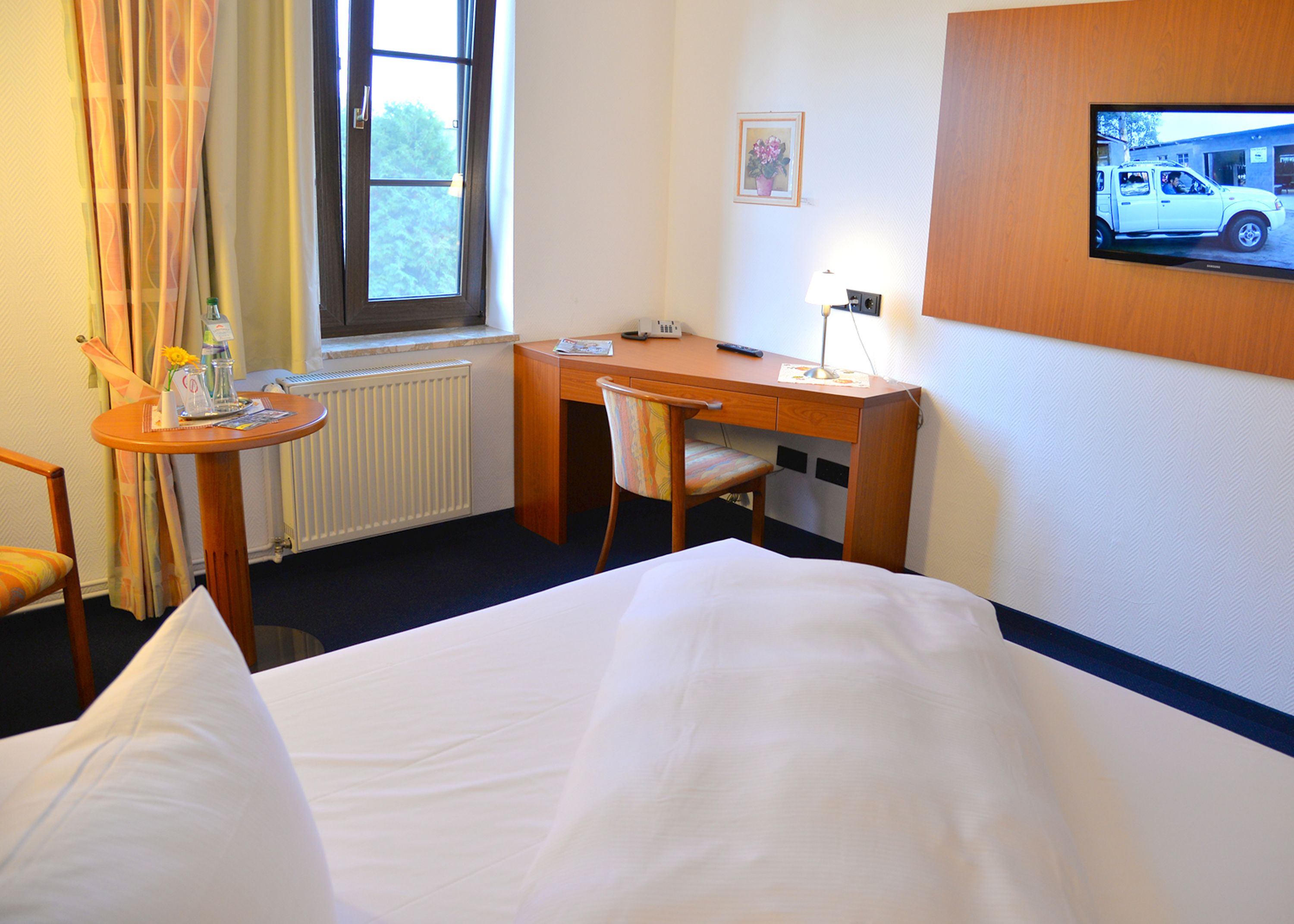 single room | desk, laptop workspace, free cots/infant beds, free wifi