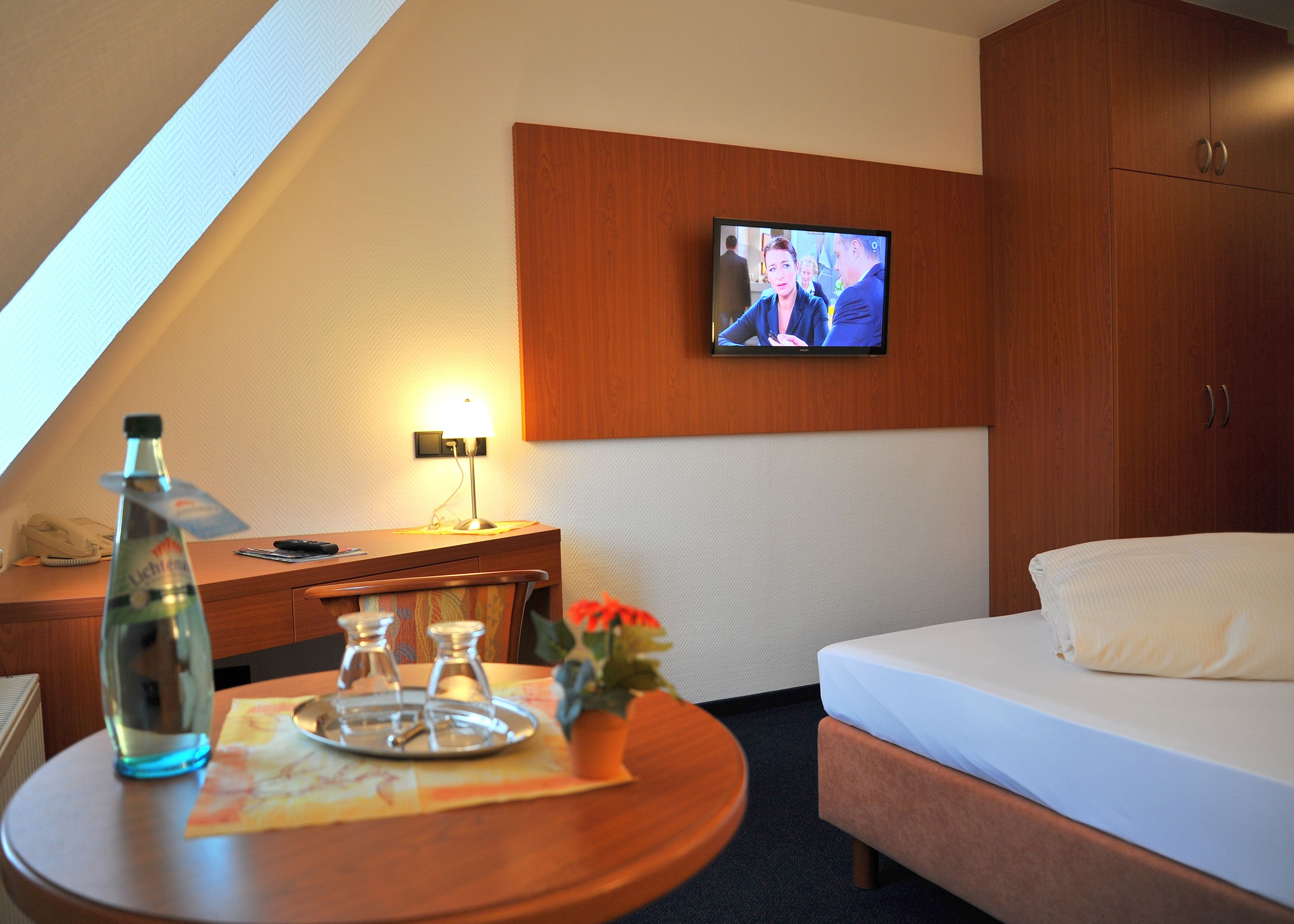 single room | desk, laptop workspace, free cots/infant beds, free wifi