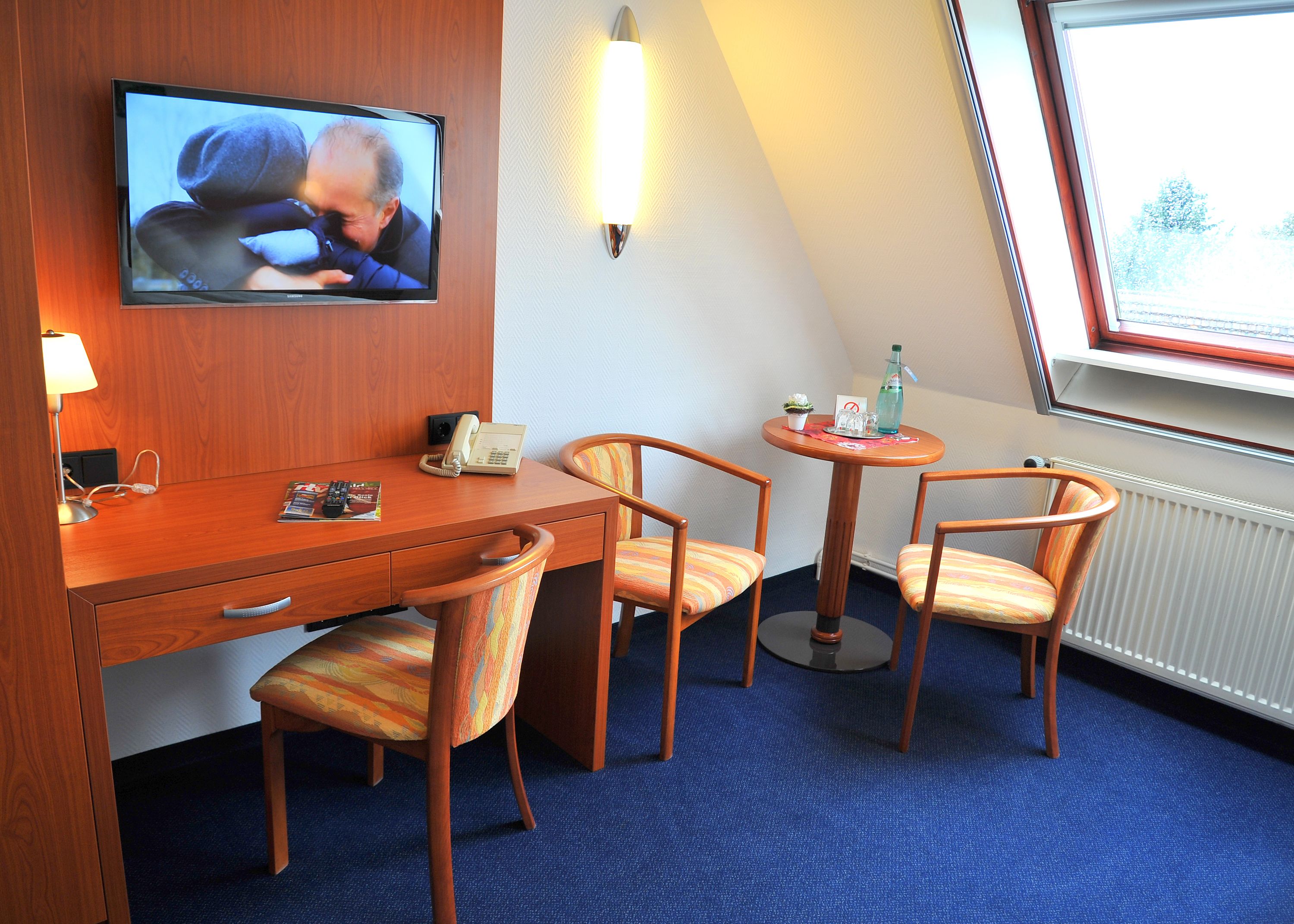 family room | desk, laptop workspace, free cots/infant beds, free wifi