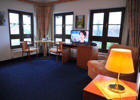 Familienzimmer | Schreibtisch, laptopgeeigneter Arbeitsplatz, kostenlose Babybetten