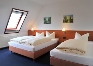 Family Room | Desk, laptop workspace, free cots/infant beds, free WiFi - Hotel Spreewaldeck (Lübbenau/Spreewald)