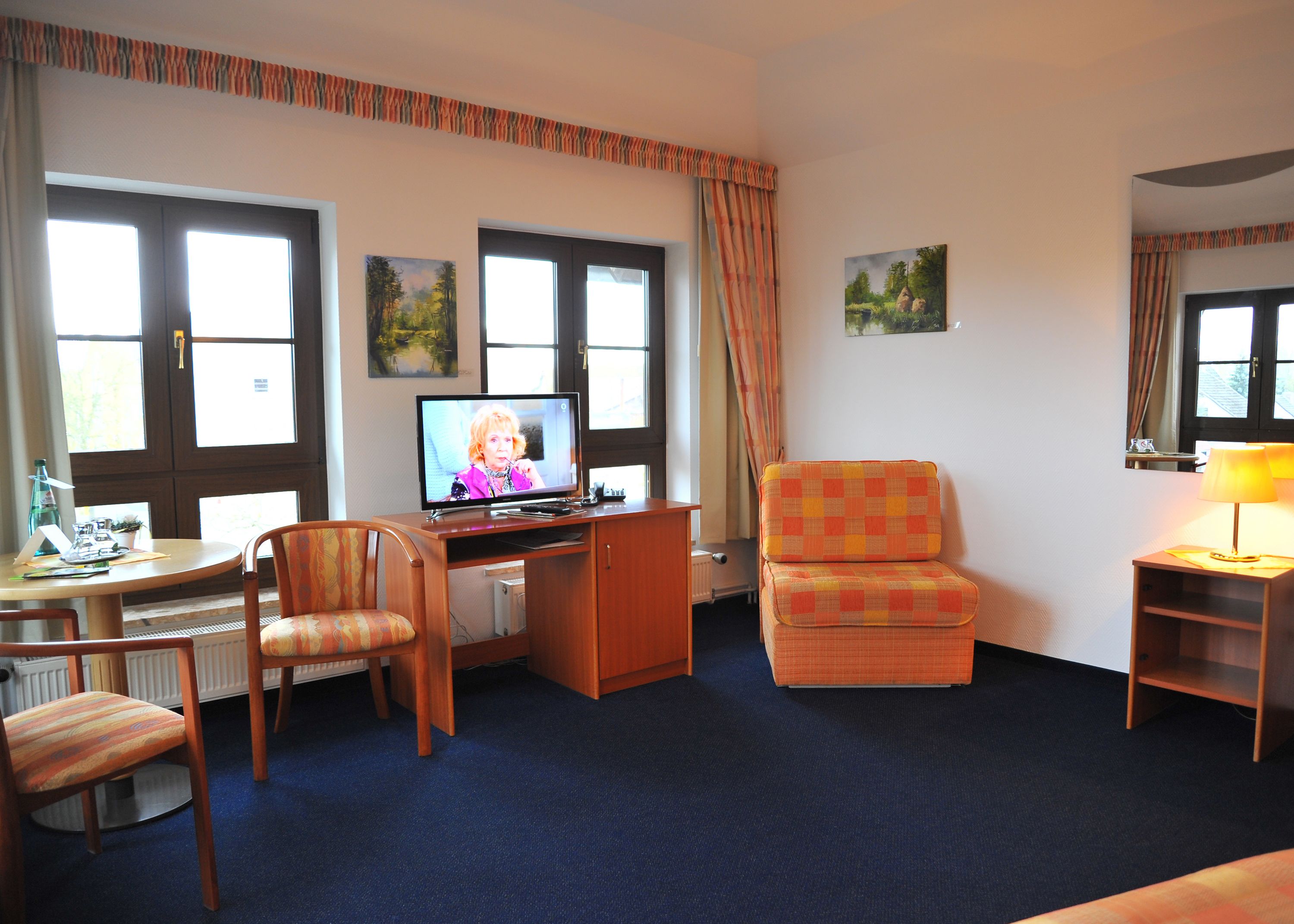 family room | desk, laptop workspace, free cots/infant beds, free wifi