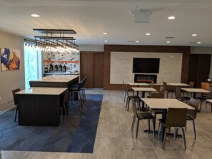Banquet hall - La Quinta Inn & Suites by Wyndham Montgomery (Montgomery)
