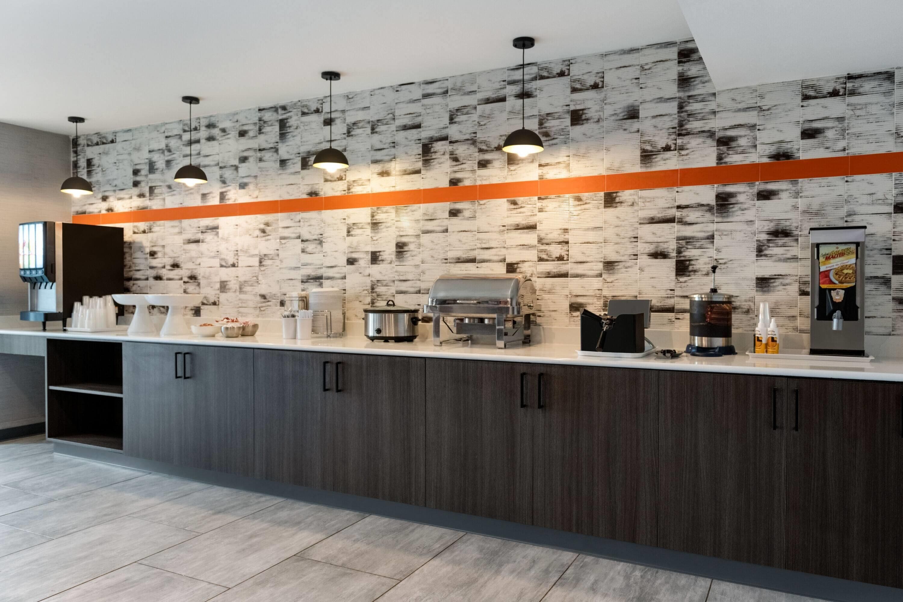 朝食 (ビュッフェ)、毎日提供 (無料)