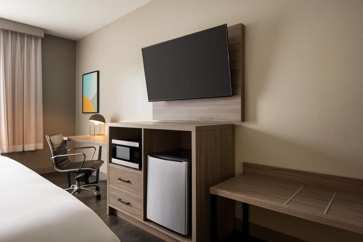 Room, 1 King Bed, Non Smoking | Premium bedding, desk, laptop workspace, blackout drapes