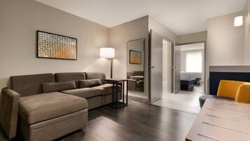 Sviitti, 2 keskisuurta parisÀnkyÀ, tupakointi kielletty | Ylelliset vuodevaatteet, työpöytÀ