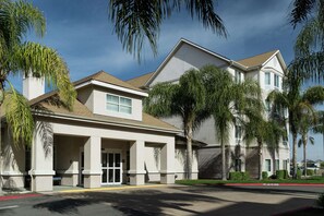 A two-story building with a covered entrance and a parking area. - Homewood Suites by Hilton  Fresno Airport/Clovis, CA (Clovis)