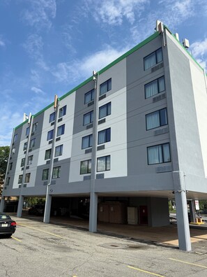 Un immeuble à plusieurs étages, doté d’une façade sobre, de grandes fenêtres et d’un toit végétalisé.