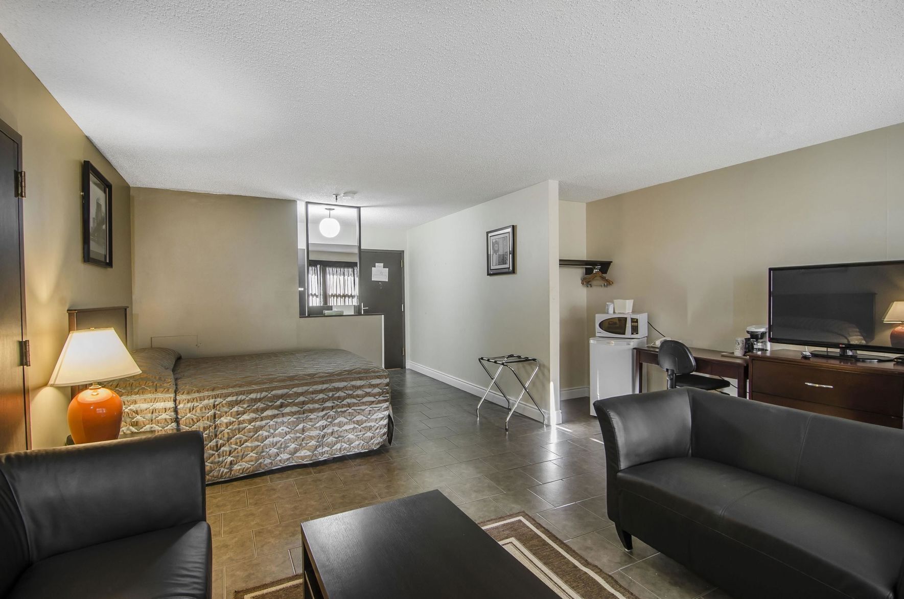 Bureau, fer et planche à repasser, lit de bébé (gratuit)