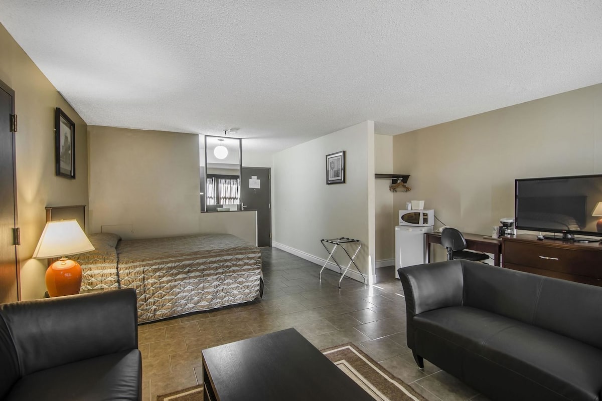 Bureau, fer et planche à repasser, lit de bébé (gratuit)