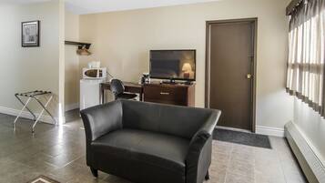 Skrivebord, strygejern/strygebræt, gratis baby-/barnesenge