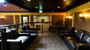 Un restaurante con asientos de cuero, interior de madera y una pared de piedra.