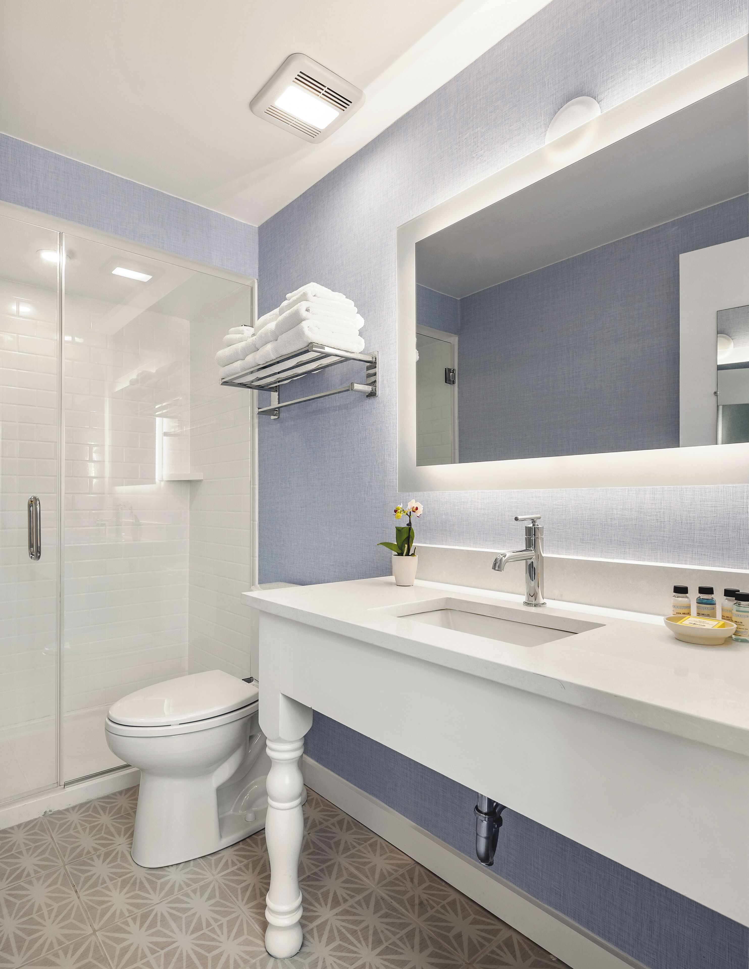 traditional room, 1 king bed | bathroom | combined shower/bathtub, free toiletries, hair dryer, towels