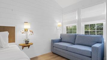 Pillowtop beds, in-room safe, desk, blackout drapes