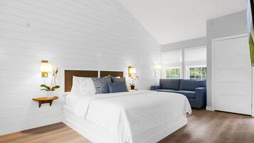 Traditional Room, 1 King Bed, Accessible | Pillowtop beds, in-room safe, desk, blackout drapes