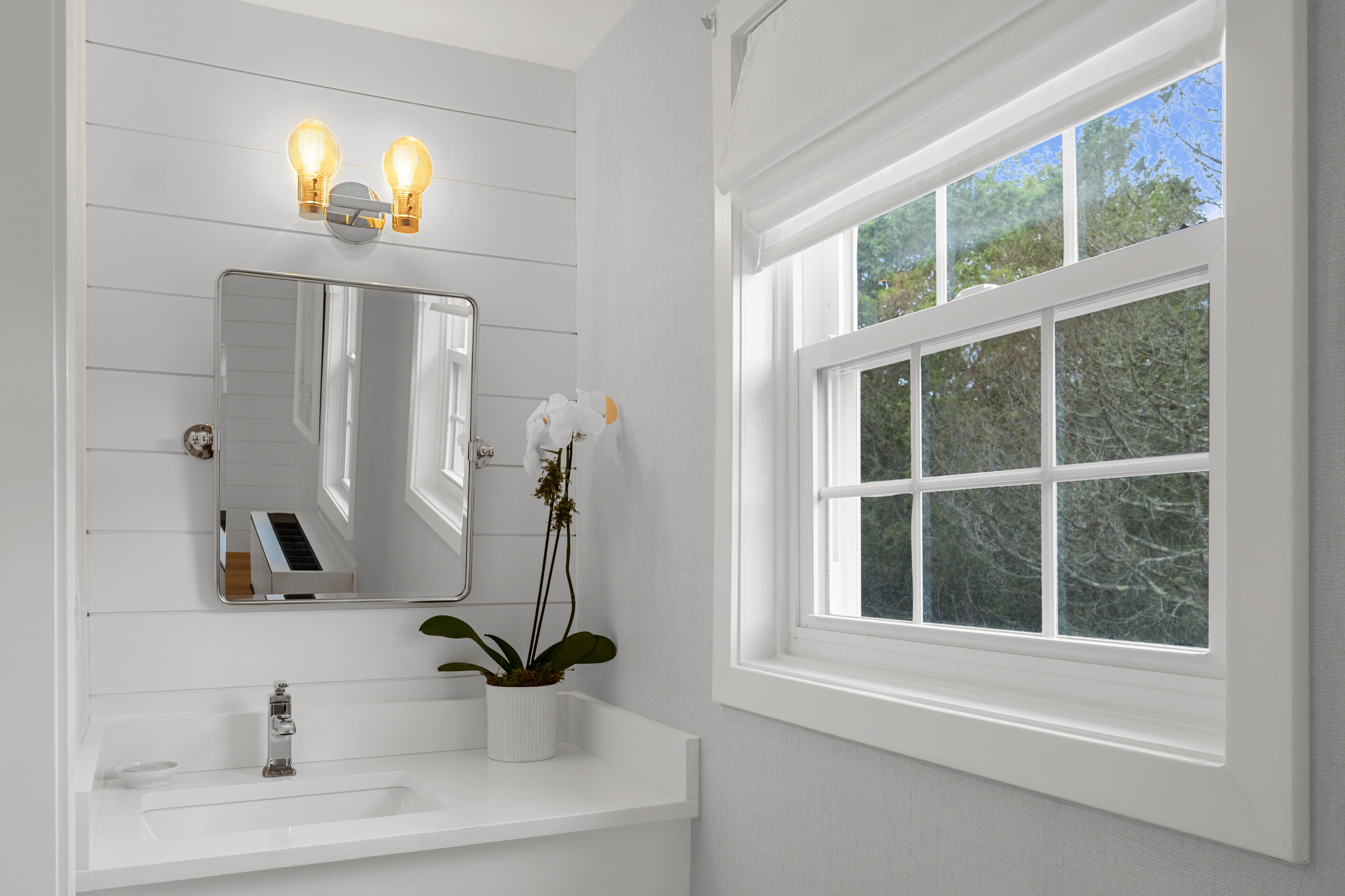 deluxe room, 1 king bed, fireplace, garden view | bathroom | combined shower/bathtub, free toiletries, hair dryer, towels