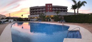 Seasonal outdoor pool, open 9:00 AM to 8:00 PM, pool loungers - Montera Plaza (Los Barrios)