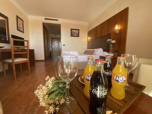 Minibar, caja de seguridad en la habitación y escritorio 