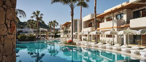 3 piscines extérieures, parasols de plage, chaises longues